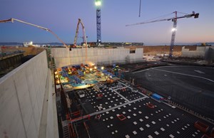 Pendant une dizaine d'heures, deux énormes pompes ont déversé dans le ferraillage un flot continu de béton : 800 mètres-cubes pour un plot de quelque 500 mètres-carrés. (Click to view larger version...)